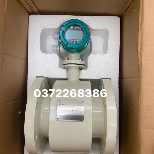 Đồng hồ nước điện từ DUPAN HG-300 đây được gọi là dòng đồng hồ lưu lượng dạng ĐIỆN TỪ loại màn hình liền thân. Được sản xuất bởi thương hiệu DUPAN, loại đồng hồ này có khả năng đo lưu lượng của nhiều loại chất lỏng, bao gồm cả nước sạch và nước thải. THÔNG SỐ KỸ THUẬT – ĐỒNG HỒ NƯỚC ĐIỆN TỪ DUPAN Đồng hồ nước điện từ DUPAN Model: HG – 300 Đường kính: DN300 Độ dẫn điện: ≥ 5μS/cm Dãy đo: 0.3~10m/s Áp suất làm việc: 16bar Nhiệt độ làm việc: 120ºC Điện cực: 316L Lớp lót bên trong: PTFE Thân: Thép carbon Tín hiệu in/out: 4~20mA Nguồn điện cấp: 220VAC Độ chính xác: ±0.5% Thương hiệu: DUPAN – MALAYSIA Đặc điểm nổi bật của đồng hồ nước điện từ DUPAN HG-300 Nguyên lý hoạt động điện từ: Đồng hồ nước điện từ hoạt động dựa trên nguyên lý của Luật Faraday về cảm ứng điện từ. Khi chất lỏng dẫn điện (như nước) chảy qua từ trường, nó tạo ra một điện áp tỉ lệ với tốc độ dòng chảy. Cảm biến điện từ sẽ đo lường điện áp này và tính toán lưu lượng chất lỏng. Chất liệu bền bỉ: Thân đồng hồ và các bộ phận bên trong thường được làm từ các vật liệu chống ăn mòn như thép không gỉ (INOX) hoặc nhựa chịu lực, đảm bảo tuổi thọ cao và khả năng chống chịu tốt với nhiều môi trường khác nhau, kể cả nước thải và hóa chất. Độ chính xác cao: Đồng hồ nước điện từ DUPAN có độ chính xác cao trong việc đo lưu lượng, không bị ảnh hưởng bởi các yếu tố như nhiệt độ, áp suất hay độ nhớt của chất lỏng. Điều này giúp đảm bảo dữ liệu đo lường tin cậy cho các hệ thống quản lý nước. Không có bộ phận cơ khí chuyển động: Đồng hồ không có các bộ phận cơ khí chuyển động, giúp giảm thiểu hao mòn, tăng độ bền và giảm nhu cầu bảo dưỡng. Dải đo rộng: Có thể đo lường chính xác lưu lượng chất lỏng ở nhiều dải lưu lượng khác nhau, từ dòng chảy nhỏ đến dòng chảy lớn, thích hợp cho nhiều ứng dụng công nghiệp và dân dụng. Tính năng kết nối thông minh: Một số mẫu đồng hồ nước điện từ DUPAN có khả năng kết nối với các hệ thống điều khiển và giám sát từ xa qua giao thức truyền thông hiện đại như Modbus, RS485, giúp dễ dàng quản lý dữ liệu và theo dõi lưu lượng trực tuyến. Ứng dụng của đồng hồ nước điện từ DUPAN HG-300 Xử lý nước thải: Đồng hồ nước điện từ DUPAN được sử dụng rộng rãi trong các hệ thống xử lý nước thải công nghiệp và dân dụng, giúp đo lường lưu lượng nước thải và kiểm soát quy trình xử lý nước. Cấp thoát nước: Trong các hệ thống cấp thoát nước của thành phố hoặc khu công nghiệp, đồng hồ điện từ DUPAN giúp quản lý lượng nước cấp và kiểm soát tiêu thụ nước hiệu quả. Ngành công nghiệp thực phẩm và dược phẩm: Với độ chính xác cao và chất liệu an toàn, đồng hồ nước điện từ DUPAN có thể sử dụng để đo các loại chất lỏng trong sản xuất thực phẩm và dược phẩm. Ngành công nghiệp hóa chất: Đồng hồ đo lưu lượng nước điện từ DUPAN cũng rất phù hợp trong việc đo lưu lượng các chất lỏng ăn mòn hoặc hóa chất, nhờ vào khả năng chống ăn mòn và độ bền cao. Ngành năng lượng: Đồng hồ nước điện từ DUPAN được sử dụng để giám sát lượng nước và các chất lỏng khác trong các nhà máy nhiệt điện, thủy điện hoặc các hệ thống làm mát. Ưu điểm của đồng hồ nước điện từ DUPAN Không bị cản trở dòng chảy: Vì không có các bộ phận cơ khí bên trong đường dẫn, đồng hồ điện từ không làm giảm áp suất và không gây cản trở cho dòng chảy. Đo lường chính xác: Đồng hồ có khả năng đo lường chính xác với độ sai số rất thấp. Bền bỉ và ít bảo trì: Nhờ không có bộ phận cơ học, đồng hồ điện từ có tuổi thọ cao và ít cần bảo dưỡng hơn so với các loại đồng hồ cơ truyền thống. Với những ưu điểm vượt trội, đồng hồ nước điện từ DUPAN là một lựa chọn lý tưởng cho các hệ thống yêu cầu độ chính xác và tính bền vững cao trong đo lường lưu lượng chất lỏng. Đồng hồ nước điện từ DUPAN HG-350